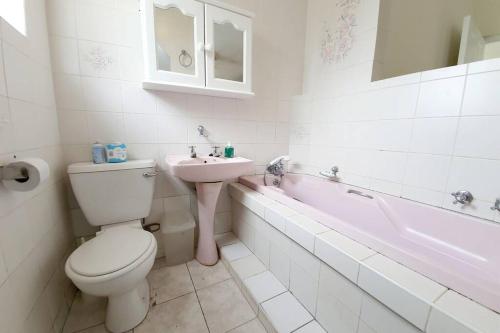 Ένα μπάνιο στο Superb Seaview @ 3BR Camarque Apt Umdloti Beach!