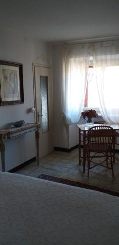 - un salon avec une table et une fenêtre dans l'établissement La bicocca, à Bobbio