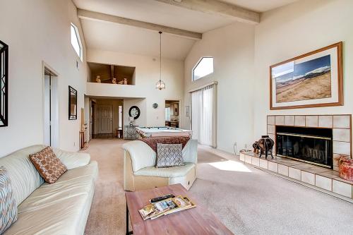 博雷戈斯普林斯Borrego Springs Hideaway Pool Table, Mtn Views!的带沙发和壁炉的客厅