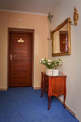 a room with a door and a table with a mirror at Willa Bryza in Gdynia