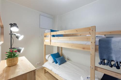 Host Wise - Trendy Bright Flats with Jacuzzi - 5 min Beach