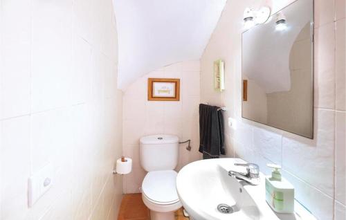 een witte badkamer met een toilet en een wastafel bij Olhando um Campo de Golf in Islantilla