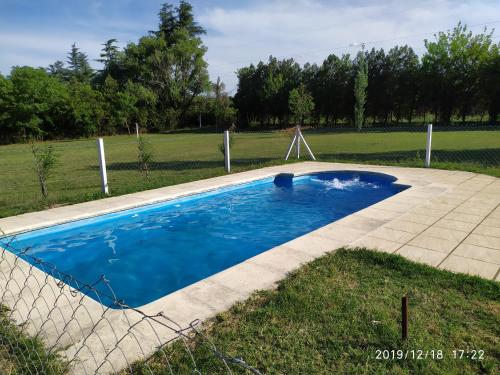 聖佩德羅的住宿－La Sampedrita，院子里的蓝色小游泳池