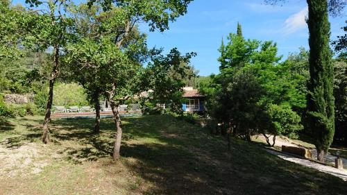 une maison au milieu d'une cour arborée dans l'établissement baraveou home in nature, à Le Plan
