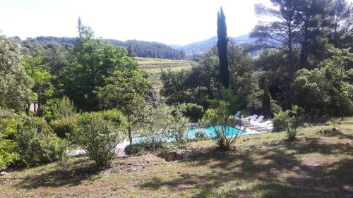 - une piscine dans un champ arboré dans l'établissement baraveou home in nature, à Le Plan