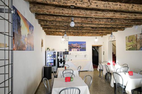 LOCANDA RIGHETTO في كوينتو دي تريفيزو: غرفة طعام مع طاولات وكراسي بيضاء
