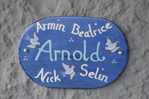 a blue sign with three white birds on it at ARNOLDS Bed & Breakfast in Interlaken