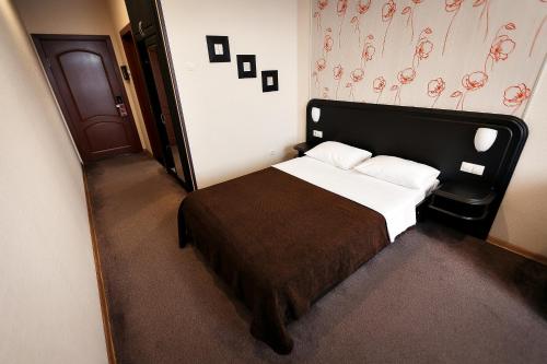 Tempat tidur dalam kamar di Форум Отель Краснодар