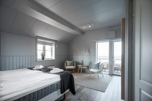 - une chambre avec un lit, une table et des chaises dans l'établissement Hotell Käringön, à Käringön