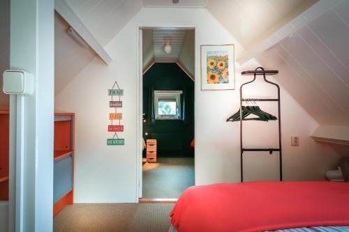 HeerdeにあるBED & BREGMAN op de VELUWEのベッドルーム1室(赤いベッド1台付)