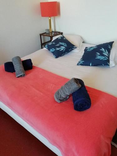 deux serviettes sur un lit dans une chambre dans l'établissement Appart Gabriel- Mourillon avec Parking, à Toulon
