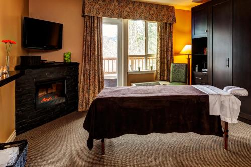 Pemberton Valley Lodge tesisinde bir odada yatak veya yataklar