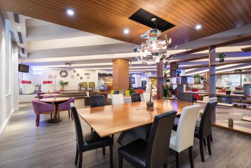 une salle à manger avec une grande table et des chaises en bois dans l'établissement Exe Coruña, à La Corogne