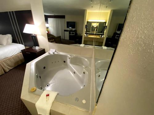 baño con bañera en una habitación de hotel en Baymont by Wyndham Smyrna, en Atlanta