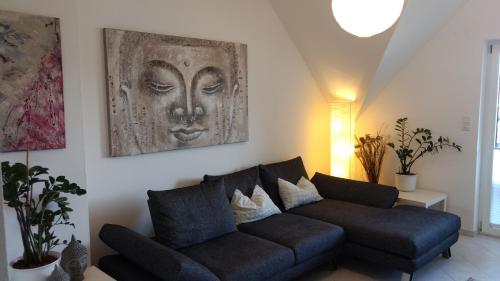 a living room with a couch and a painting on the wall at 70qm Wohnung, 76771 Hördt, Naturschutzgebiet, Rheinland-Pfalz in Hördt