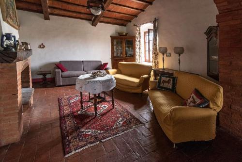 a living room with couches and a table at Agriturismo La Fontaccia in Montiano