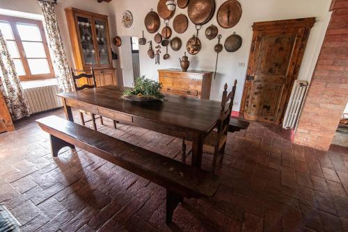 una sala da pranzo con tavolo in legno e pentole e padelle di Agriturismo La Fontaccia a Montiano