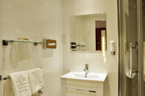 Et badeværelse på Holiday Inn Express, Chester Racecourse, an IHG Hotel