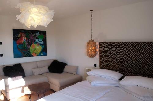 uma sala de estar com uma cama e um sofá em Foscari the fine b&b em Svetvincenat