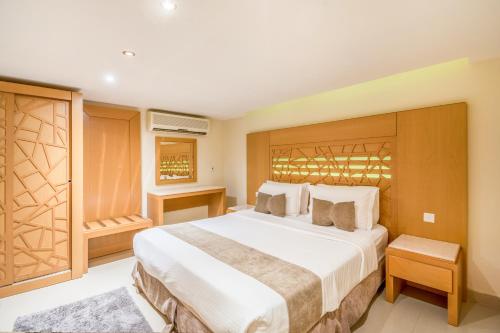 Tempat tidur dalam kamar di Neyaara Hotel - Al Takhassusi