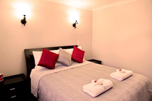ein Schlafzimmer mit einem Bett mit zwei Handtüchern darauf in der Unterkunft Scarlet Woods in Quinninup