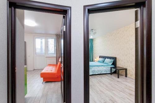 クラスノダールにあるКвартиры на Айвазовского K8rentのベッドルーム(ベッド1台、鏡付)が備わります。