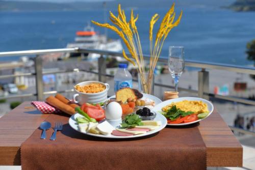 stół z talerzem jedzenia na górze stołu w obiekcie Hotel Helen Park w mieście Çanakkale