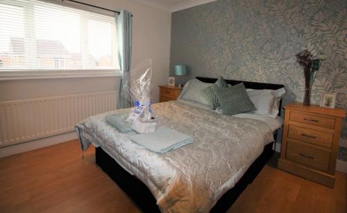 a bedroom with a bed and a window at Hatfield - Large Private Garden & Parking - 2 Bedroom House - Very Quiet Cul De Sac Location in Doncaster