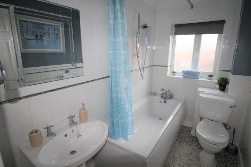 a bathroom with a toilet and a tub and a sink at Doncaster - Hatfield - Large Private Garden & Parking - 2 Bedroom House - Very Quiet Cul De Sac Location in Doncaster