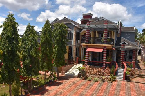Taman di luar Pent House Inn Namugongo
