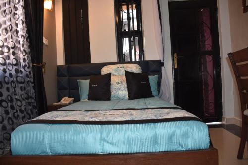 Katil atau katil-katil dalam bilik di Pent House Inn Namugongo
