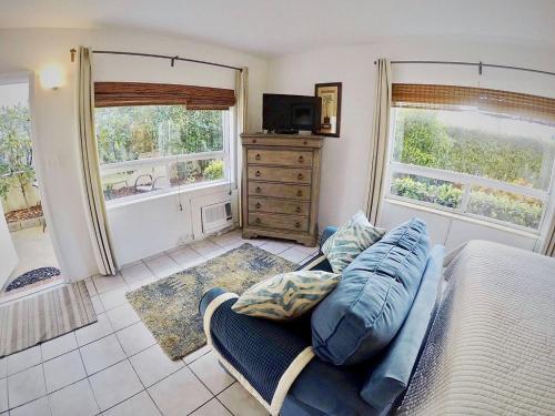 Ebb Tide Resort في بومبانو بيتش: غرفة معيشة مع أريكة ونوافذ