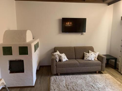 a living room with a couch and a dog house at 's Gasthäusl in Kirchberg in Tirol