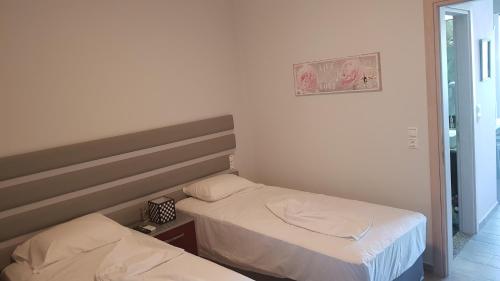 two beds in a small room withermottermottermottermott at Ola Kala Apartments and Rooms in Vlikhon