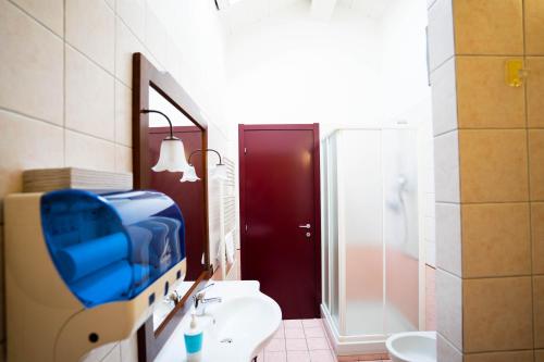 łazienka z umywalką, toaletą i lustrem w obiekcie V12 Apartments - Vittoria 12 w mieście Novara
