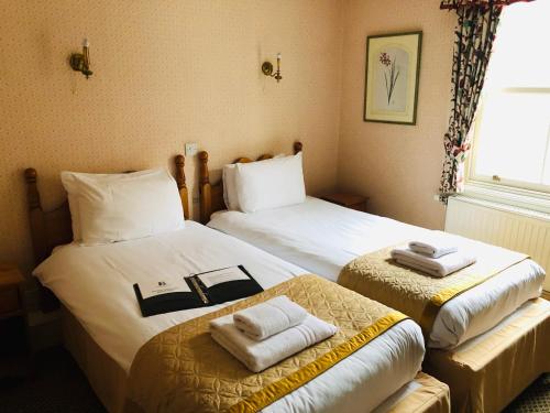 Postel nebo postele na pokoji v ubytování Brook Red Lion Hotel