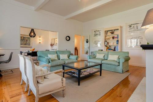 uma sala de estar com dois sofás e uma mesa em Estoril House, 18 em Estoril