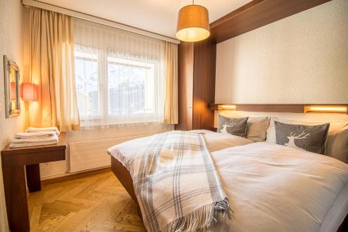 Postel nebo postele na pokoji v ubytování Rothornblick 46 by Arosa Holiday