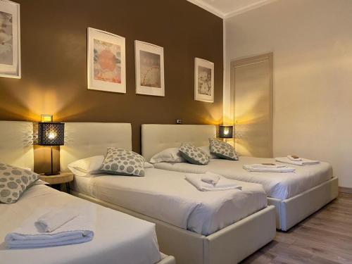 מיטה או מיטות בחדר ב-The Place In Rome Guest House
