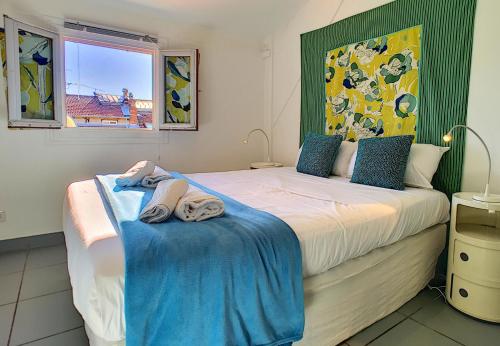 une chambre avec un grand lit et une fenêtre dans l'établissement Nestor&Jeeves - POP RETRO - Central - By sea, à Nice