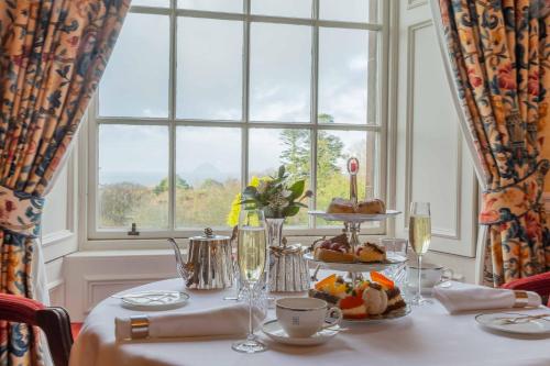 Glenapp Castle في Ballantrae: طاولة مع طبق من الطعام ونافذة