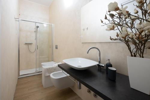 Ένα μπάνιο στο Cute & Cozy rooms train station