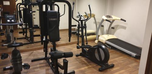 Fitness centrum a/nebo fitness zařízení v ubytování Rivoli Hotel Jakarta