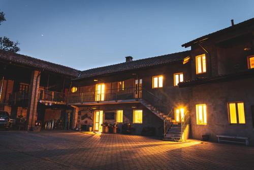 ein großes Gebäude mit Treppen, die zu ihm führen in der Unterkunft Cascina Bucolica in Alpignano