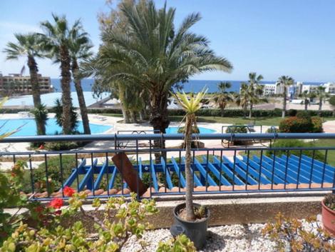 King's Palace - spacious 2 bed, 2 bath with sea and pool views