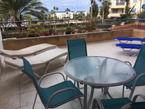 Balkón nebo terasa v ubytování King's Palace - spacious 2 bed, 2 bath with sea and pool views