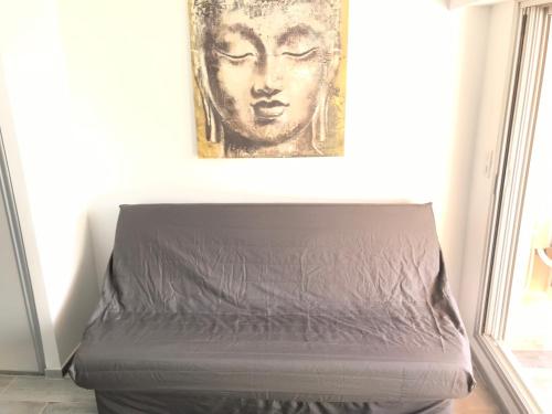 uma cama num quarto com uma pintura na parede em Appartement 2 pieces, renove, 2 piscines+tennis, mer, climatisation em Antibes