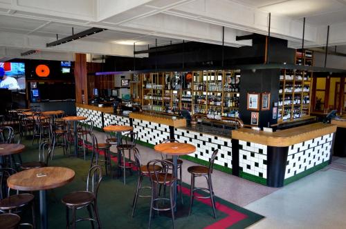 Ο χώρος του lounge ή του μπαρ στο Palace Hotel Mortlake Sydney