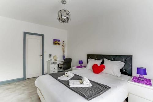 リヨンにあるLe 27 - Appartement 3*** cosy à Lyon Parkingのベッドルーム1室(ベッド1台、タオル2枚、デスク付)