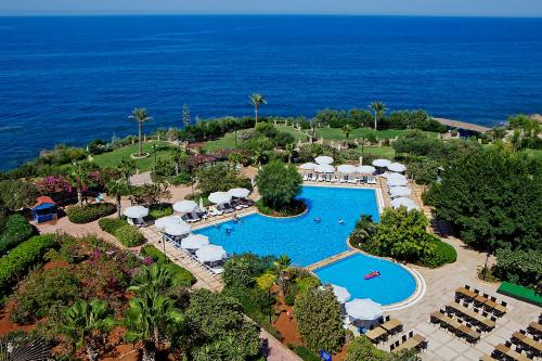 einen Luftblick auf ein Resort mit einem Pool in der Unterkunft Merit Crystal Cove Hotel Casino & SPA in Kyrenia
